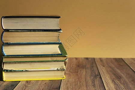 一叠黄页的旧书装订书知识与教育图书馆图片