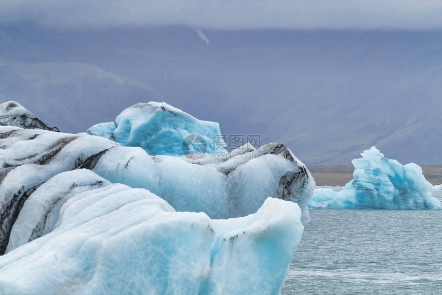 冰岛东南部的Vatnajokull公园在一次公路旅行中漂浮在Jokulsarlon冰川图片