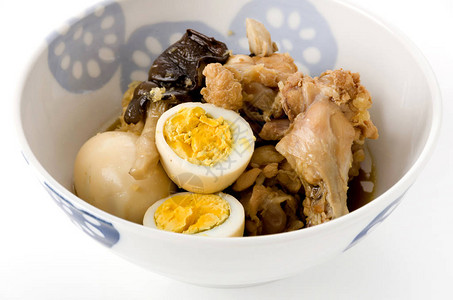 料理Nimono炖鸡肉和鸡蛋图片