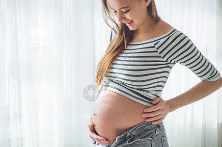 怀孕母亲和期望概念图片