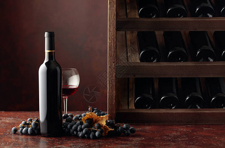 红酒和葡萄在酒窖里免图片