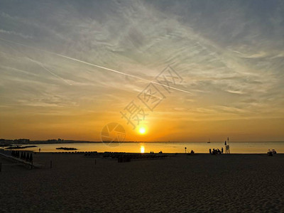 沙滩上的日落在riccione里米尼与图片