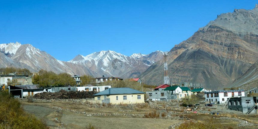 喜马拉雅山脚下的村庄喜马拉雅风景如画的山谷麓的小村庄一个小镇城市的美丽的印度风景在白雪皑的山脉图片