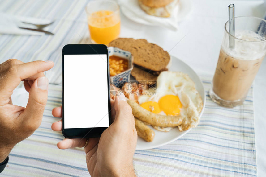 黑色智能手机在手清淡的食物背景上卡路里计数体重跟踪和卡路里食物美式早餐图片
