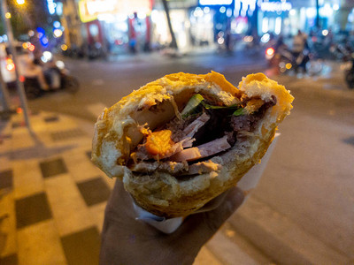 街道食物不是在越南HoiAn夜市的BanhMi手图片