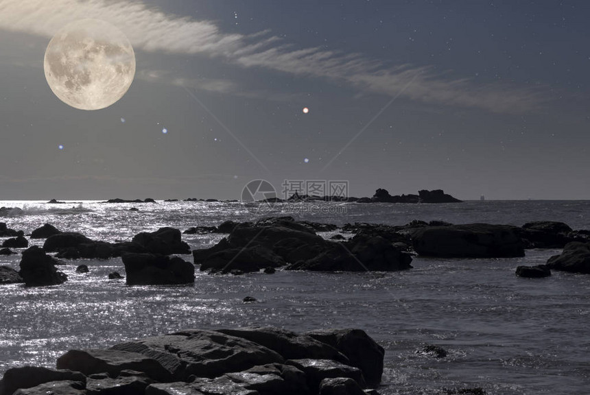 月亮的岩石海岸满月的夜星之夜就在东图片