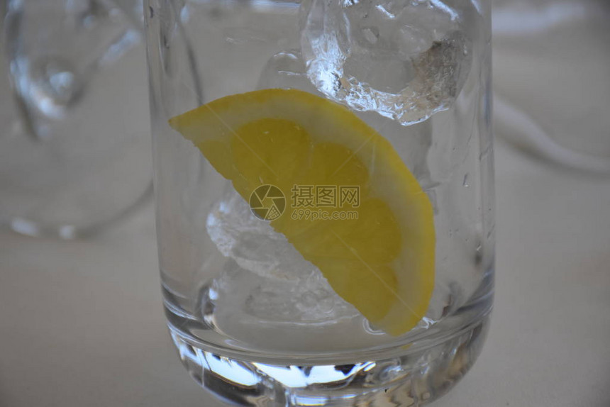 玻璃杯中的柠檬和冰块图片