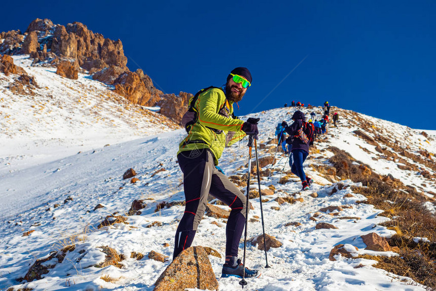 员赛跑者在高山上赛跑时微笑雪山上的跑马比赛在图片