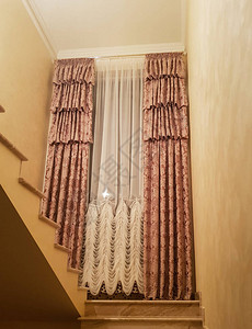楼梯上的长薄纱和窗帘图片