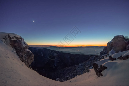 日落后冬天的风景照亮了月亮俯瞰远离山图片