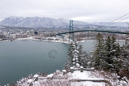 狮门大桥和西温哥华的景色被雪覆盖图片