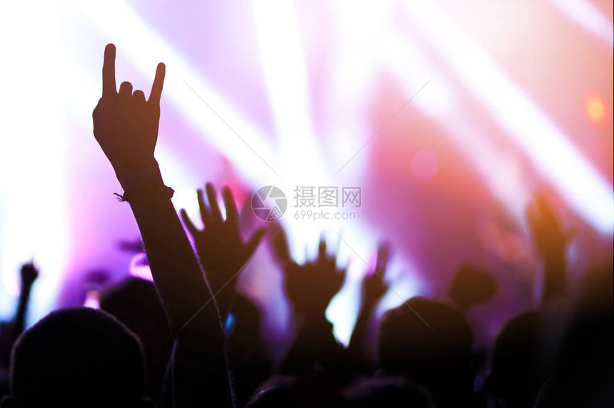 观众在音乐节上举手图片