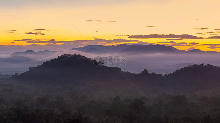 泰国MeeMohLampang省附近的山岳云雾和美丽的太阳构成的天文景象图片