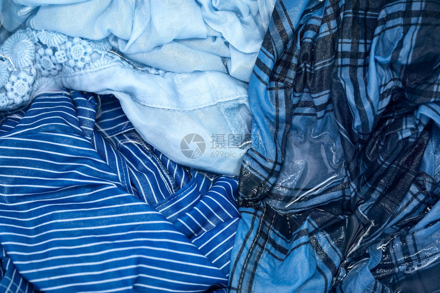 手洗衣服用洗衣粉泡衣服做家务图片