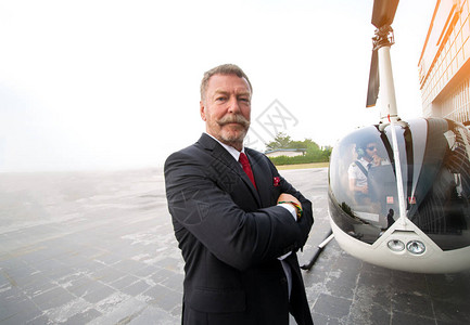 乘坐直升机旅行的商务人士图片