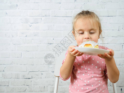可爱的小女孩吃蛋图片