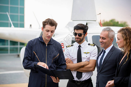 技术员向飞行员和直升机服务企业主报图片
