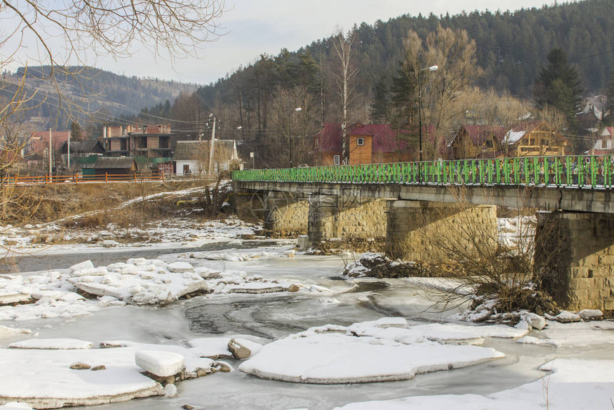 冬季在喀尔巴阡山Yaremche村的普图片
