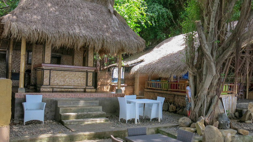巴厘岛海岸的芦苇屋顶竹楼由天然材料制成的餐厅和庇护所与周围的热带自然完美匹配太阳光图片