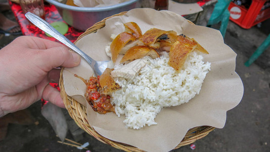 在印尼语中叫做BabiGuling食物包括猪肉烤猪皮米图片