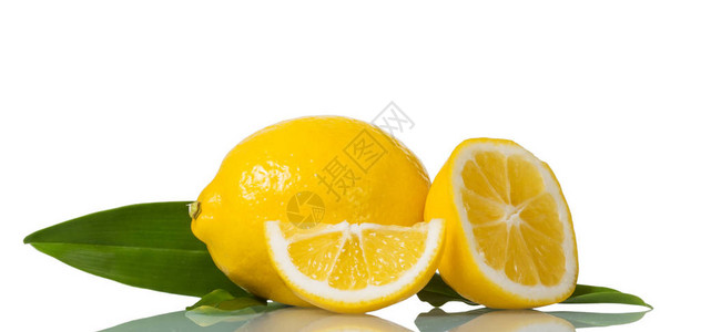 多汁的切柠檬叶子在白色背景下被隔离图片