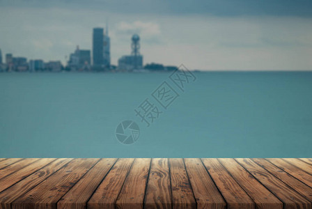 海城背景下的广告产品木桌图片