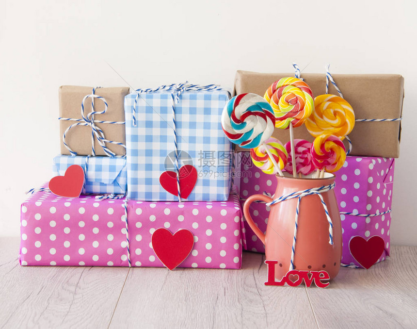 情人节的日背景手工礼品盒和木制餐桌上红心的可爱配方生日或周年庆贺快乐图片