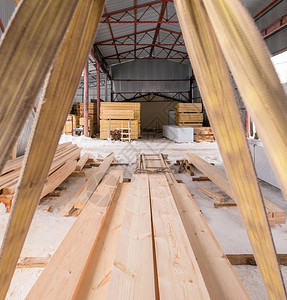 木工机械在生产工厂装载材料图片