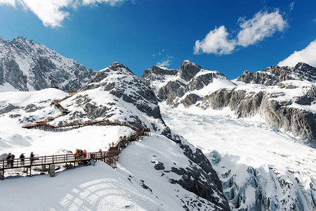 冬季沙松的雪山景观图片