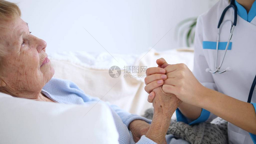 老年人保健老年病人救治医生在家的医务图片