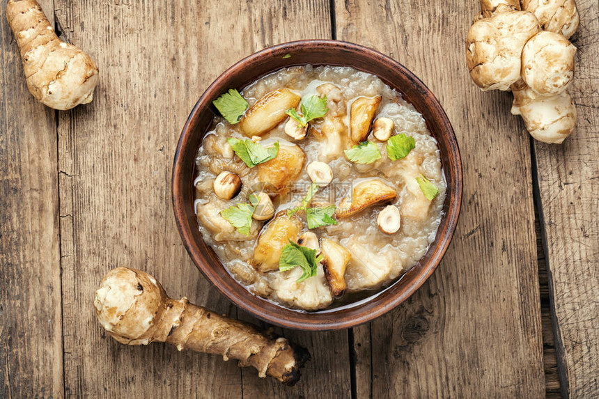 秋季饮食朝鲜蓟奶油汤菊芋汤图片