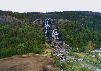 挪威山中巨大的瀑布空中摄图片