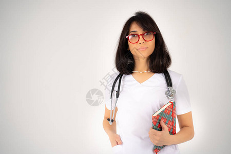 一位年轻的女医生或学生图片