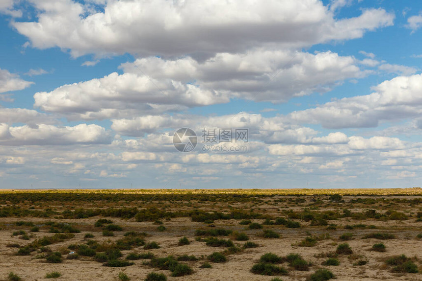 哈萨克斯坦的草原美丽的地貌绿草图片