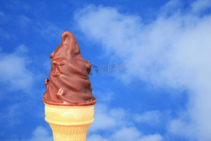 用白云对抗紫蓝天空的冰冻奶胶Cone图片