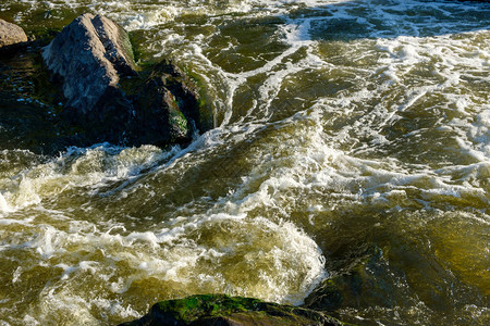 山河中紧闭水面流淌在石图片