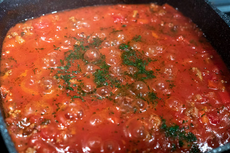 烤宽面条的新鲜番茄酱图片