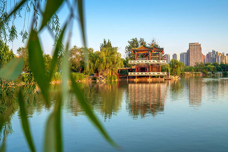 天津东丽湖湖边的古老建筑背景