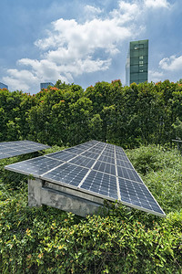 具有城市地貌标志的太阳能电池板工厂图片