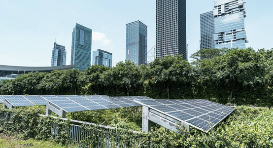 具有城市地貌标志的太阳能电池板工厂图片