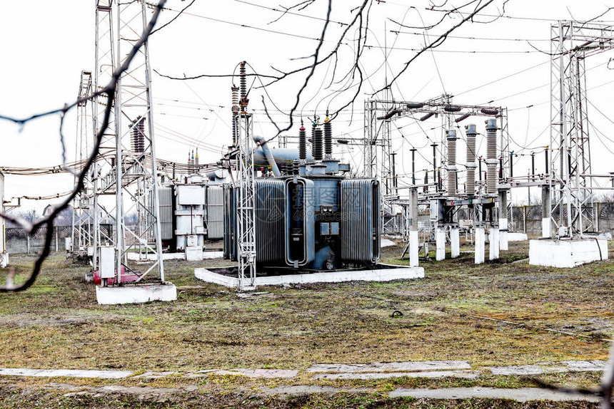 在发电厂提供电力的高压变器图片