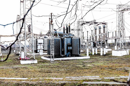 在发电厂提供电力的高压变器图片