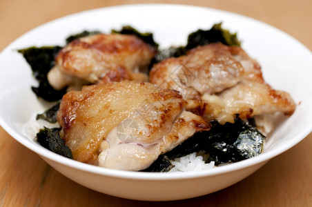 紫菜盖饭烤脆皮鸡日本料理图片