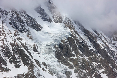 山上的雪尼泊尔的雪山图片
