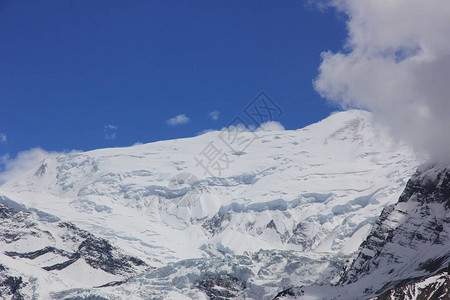 白云的雪山与蓝天对峙尼泊尔图片