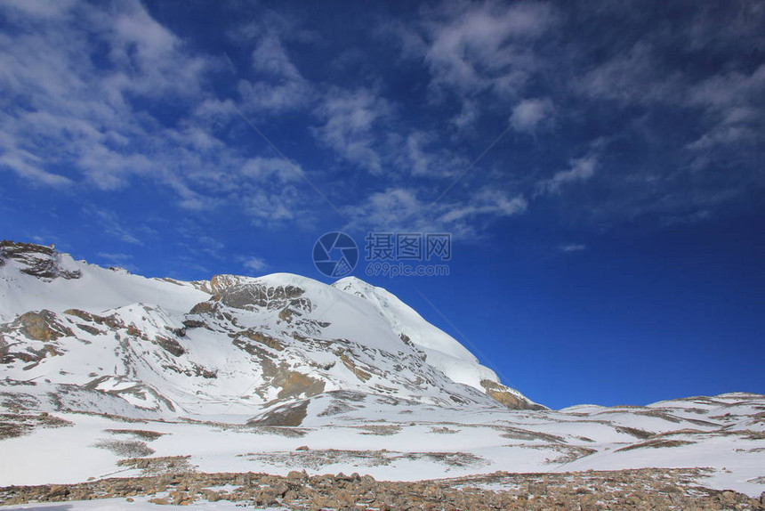 白云的雪山与蓝天对峙尼泊尔图片