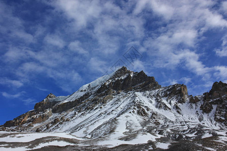白云的雪山与蓝天对峙尼泊尔图片