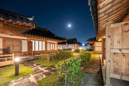 南韩江原道OjukHanok村建筑传统木制房屋用蓝天图片