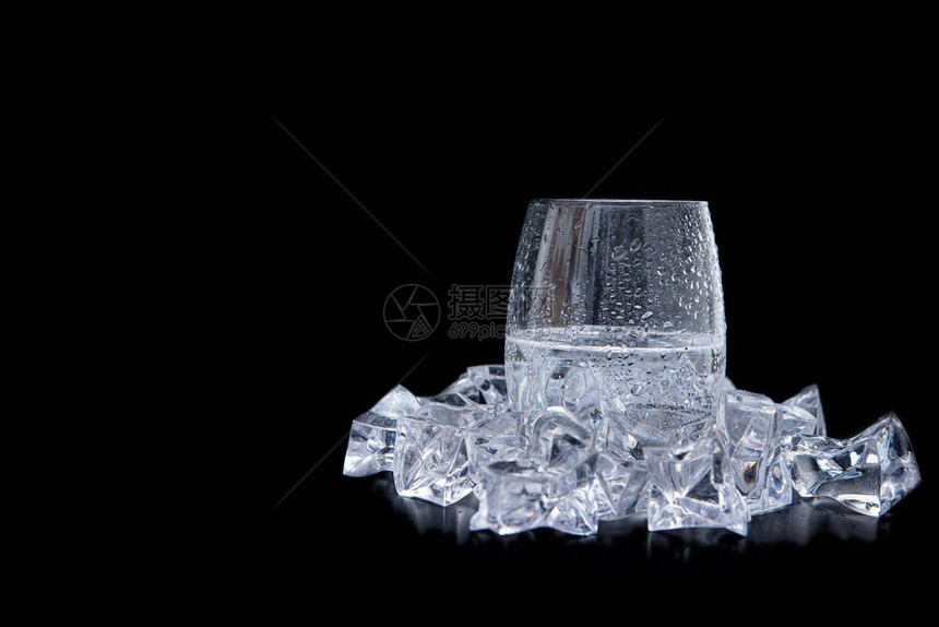玻璃水有冰和黑底的泡沫图片