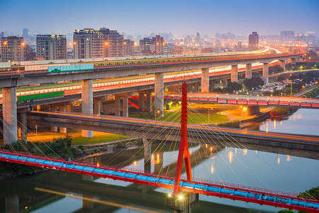 台北桥和公路在黄图片